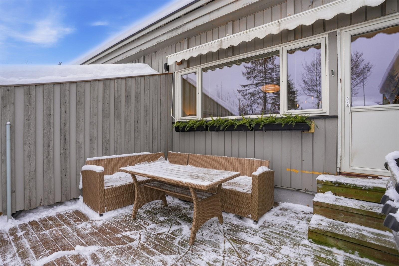 Fra stuen er det direkte utgang til en hyggelig vestvendt markterrasse. Galleribilde