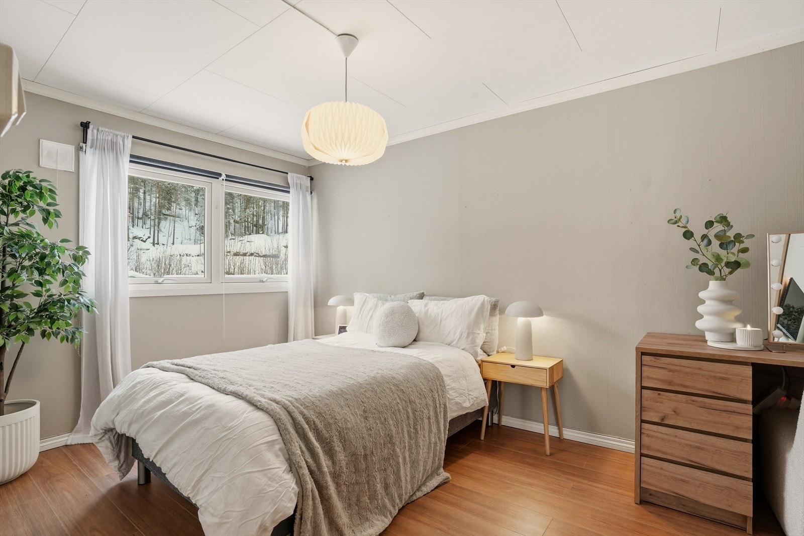 Leiligheten går over to plan og har 2 soverom et i hver etasje. Soverommene er av god størrelse. Galleribilde