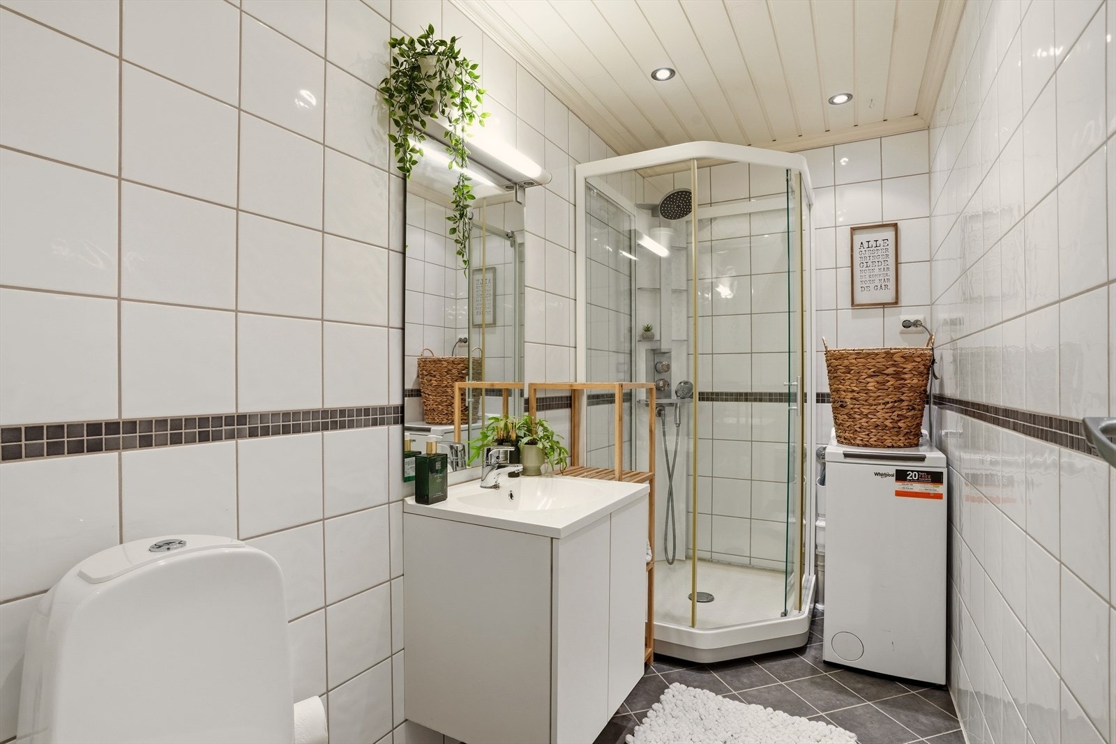 Pent flislagt bad med varmekabler i gulv. Galleribilde