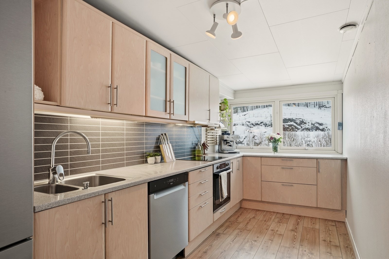 Kjøkkenet er utstyrt med vaskekum, nedfelt komfyrtopp, ventilator, stekeovn, oppvaskmaskin, kjøl/frys. Det er kjøkkenventilator med avtrekk ut. Galleribilde