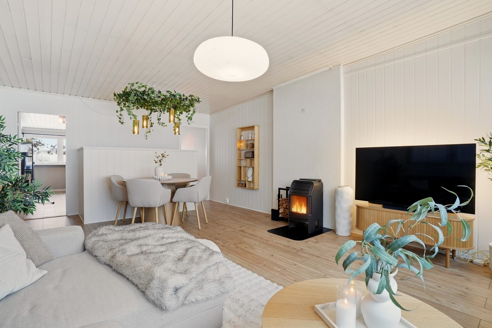 Stuen oppleves som hyggelig og varm med en hyggelig vedovn sentralt plassert i stuen. Galleribilde