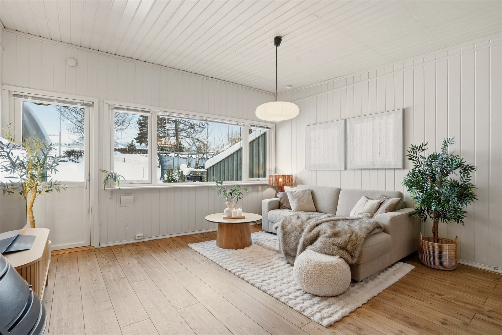 Stuen holder god romslighet med rom for en komfortabel sofakrok, underholdningsavdeling, vitrineskap og spisebord. Galleribilde