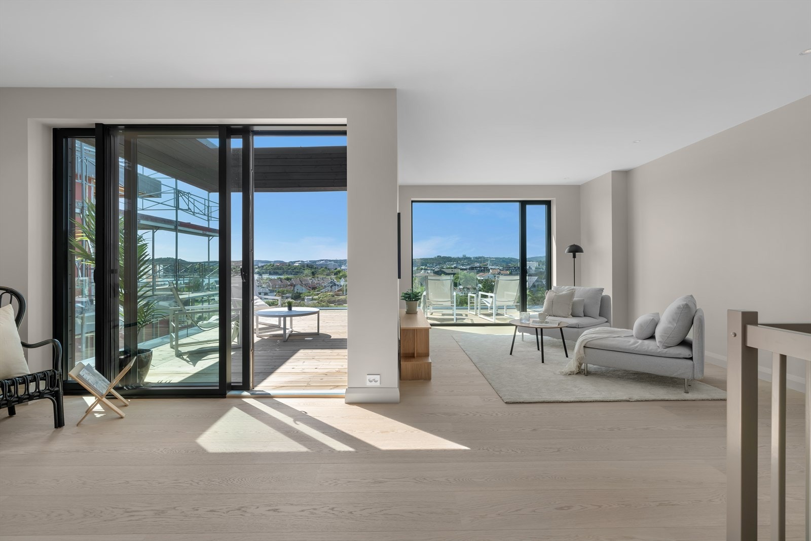 Stue i boligens 3 etasje med utgang til en romlig terrasse Galleribilde