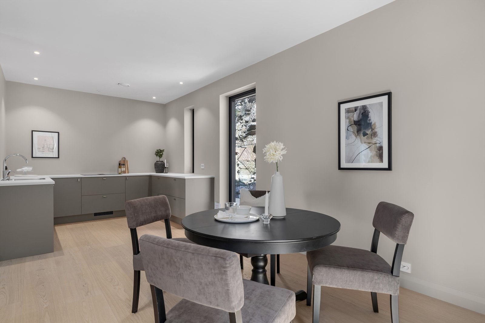 Moderne kjøkken med integrerte hvitevarer Galleribilde