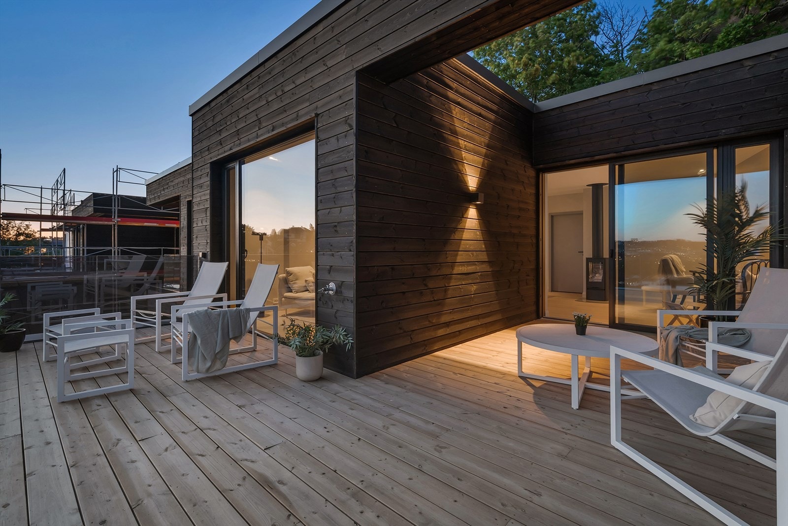 Romslig lun terrasse med vakker utsikt Galleribilde