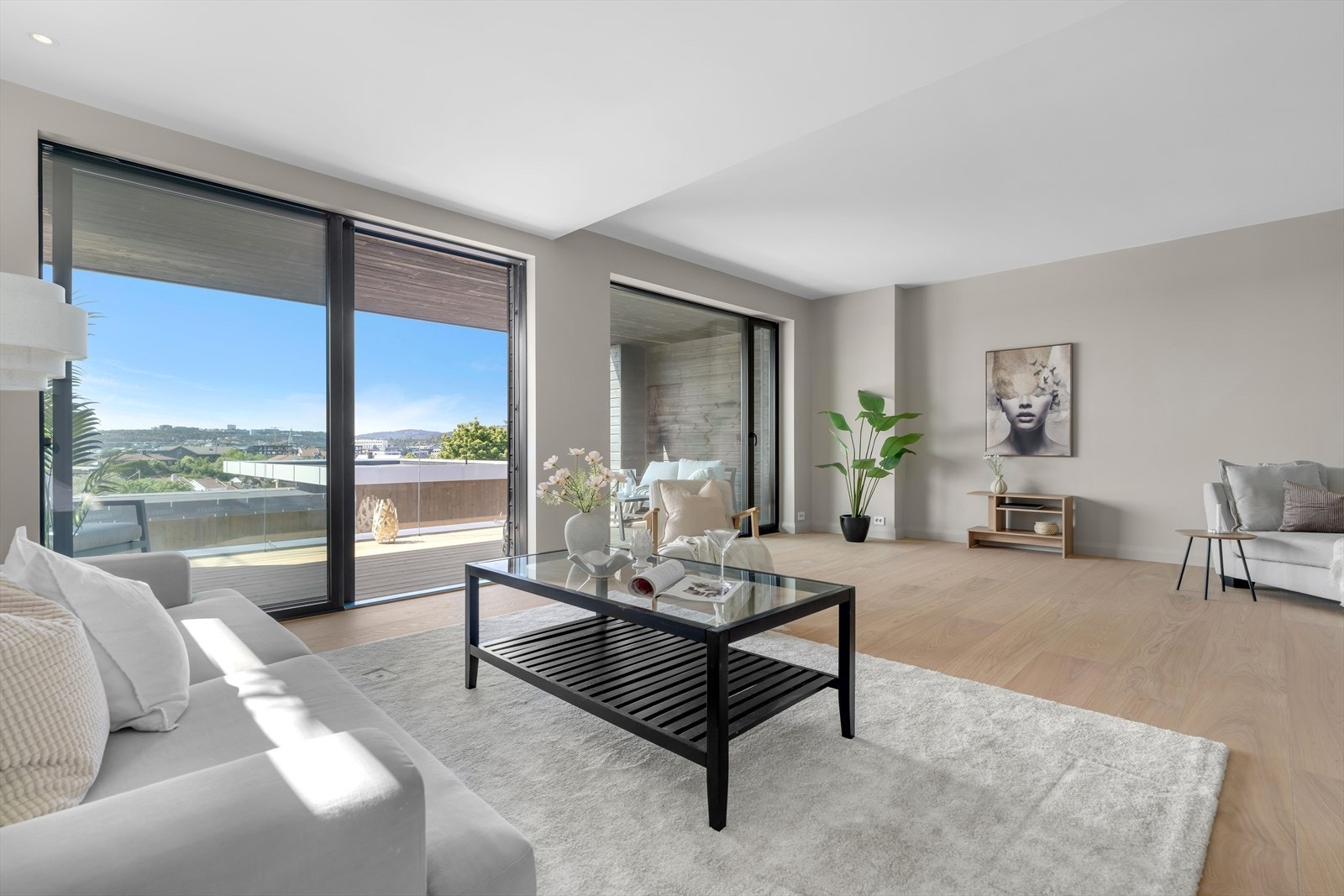 Store vindusflater som slipper inn lyset og gir deg en fantastisk utsikt. Galleribilde