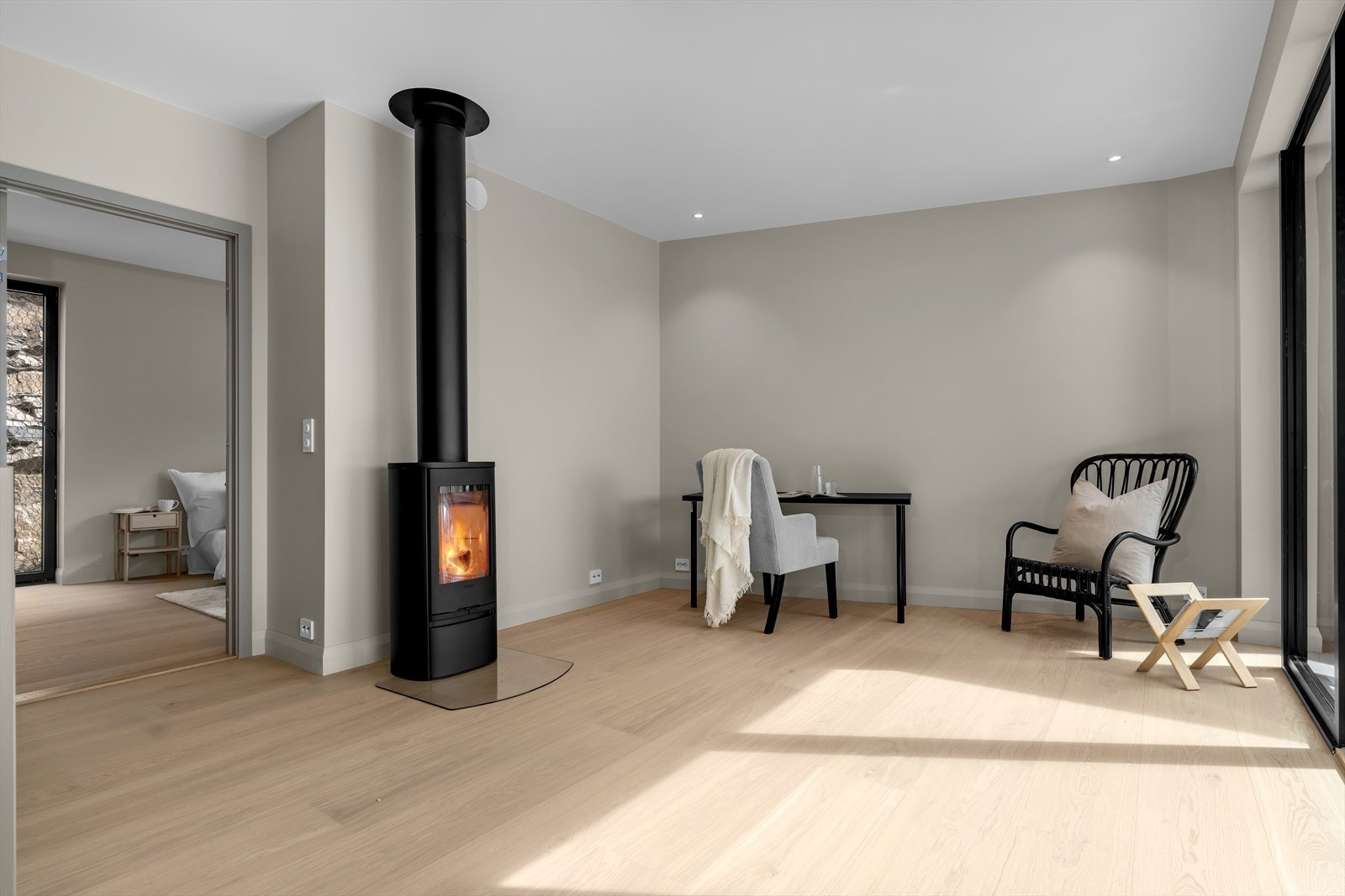 Lun og innbydende stue med peis - her ligger alt til rette for hygge året rundt Galleribilde