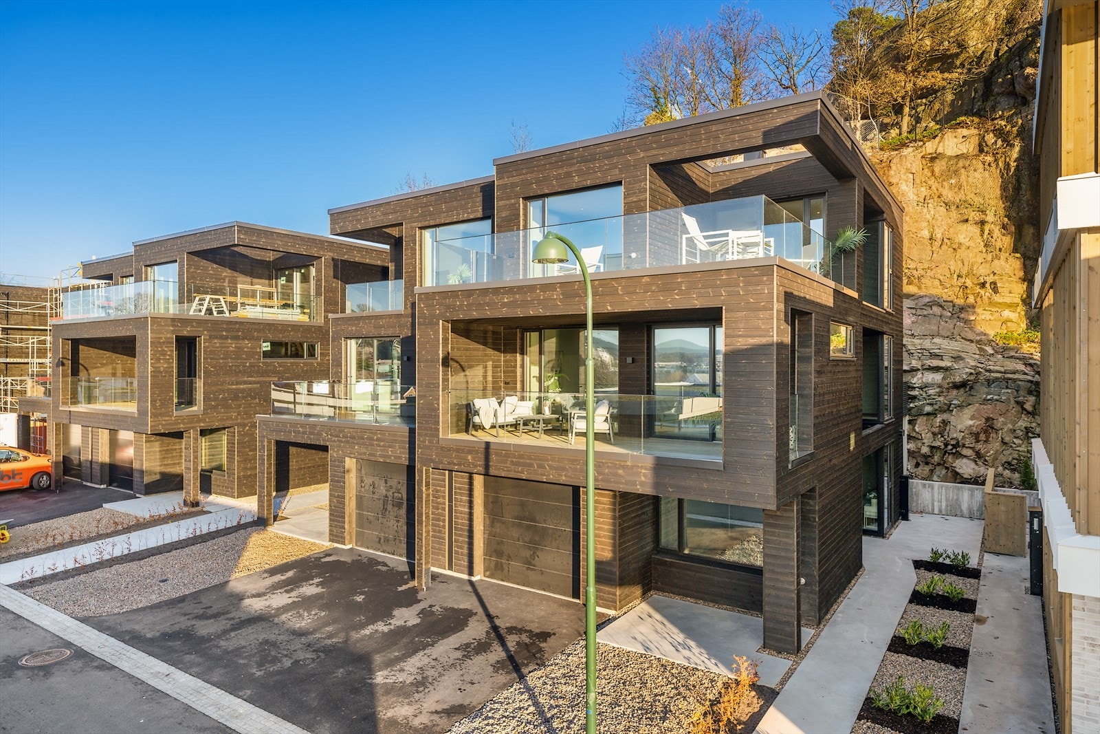 God plass til parkering på fremsiden av boligen Galleribilde