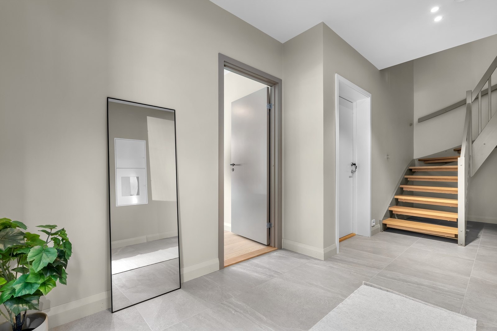 Romslig gang i første etasje med plass til garderobeskap Galleribilde