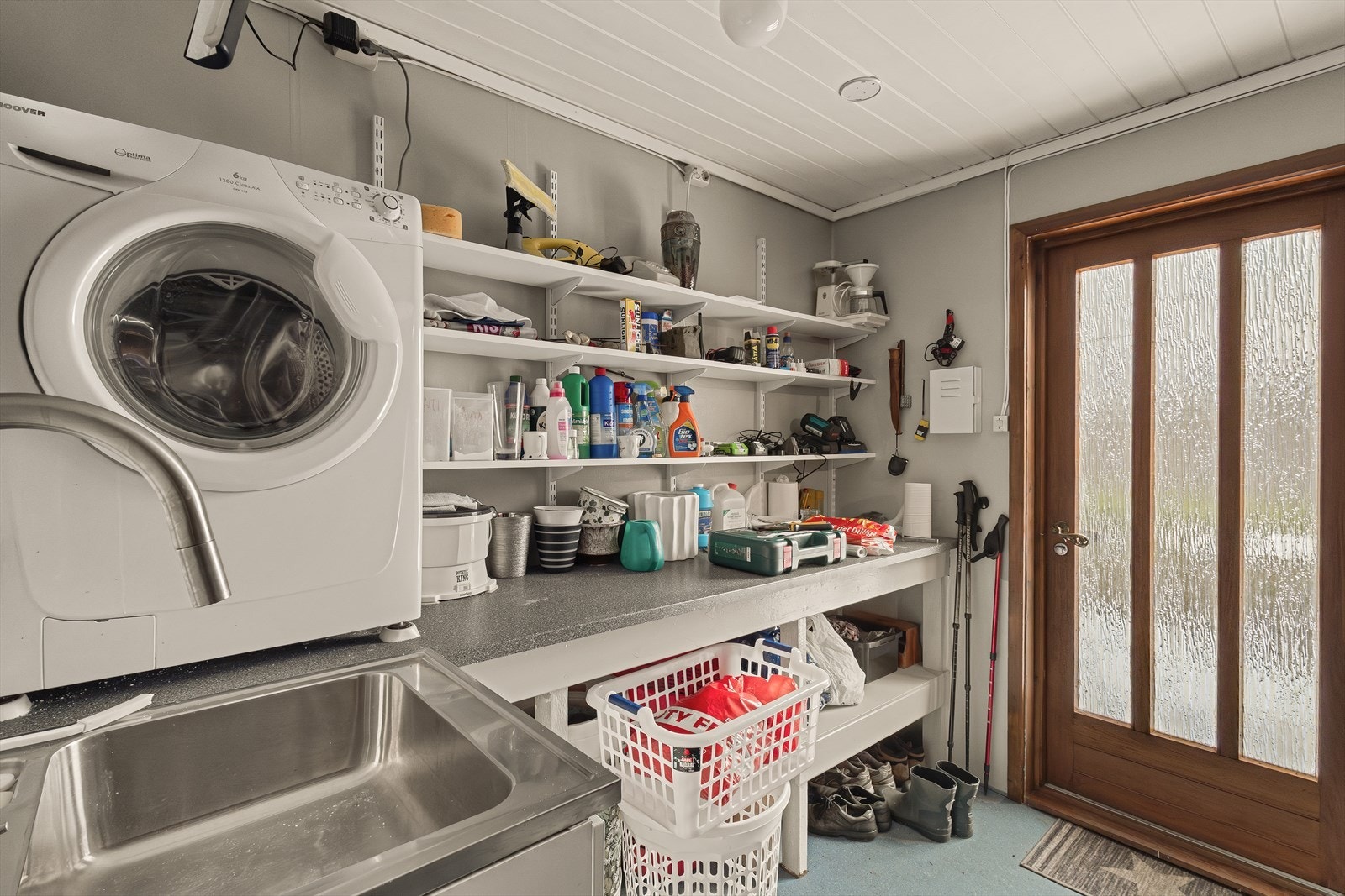 Etasjen inneholder også et praktisk vaskerom med opplegg for vaskemaskin samt utslagsvask - en funksjonell løsning som gjør hverdagen enklere. Galleribilde