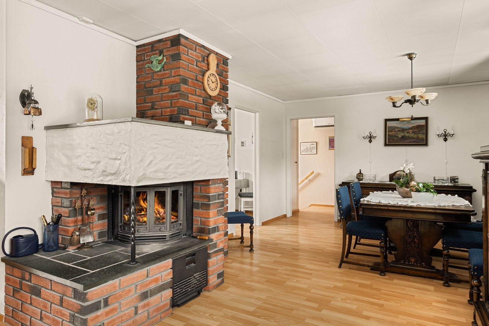 Peis som skaper en varm og lun atmosfære, spesielt på kjølige vinterkvelder. Galleribilde