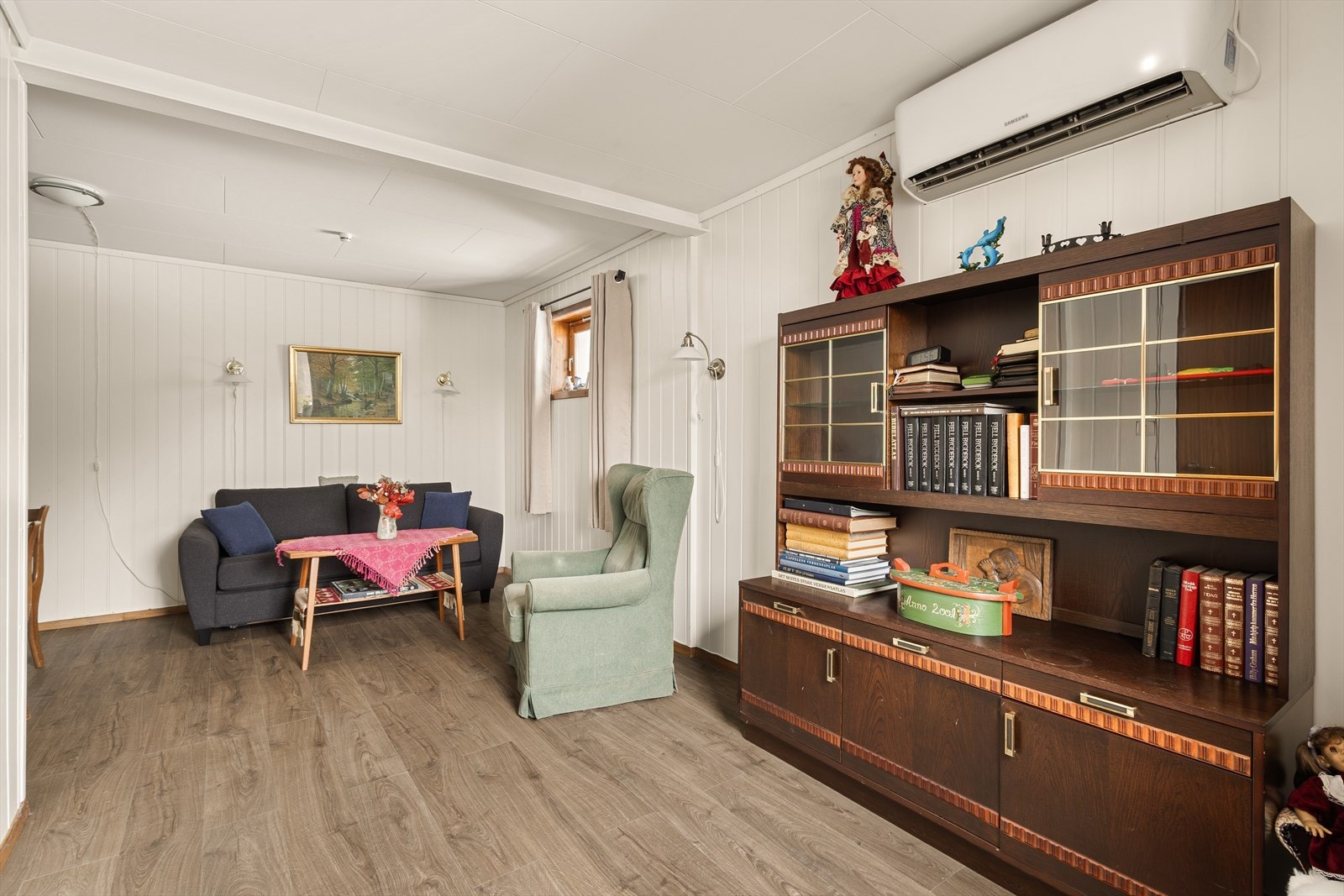 Rommet fungerer perfekt som ekstra stue, TV - rom eller lekeområdet. Rommet er utstyrt med varmepumpe. Galleribilde