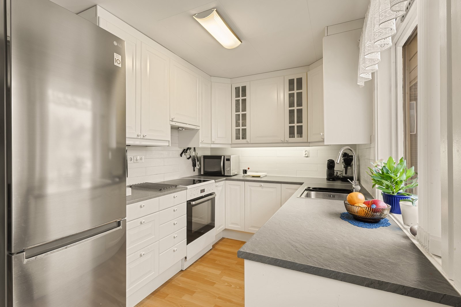 Kjøkkenet er innredet med profilerte fronter fra Ikea og benkeplate i laminat. Galleribilde