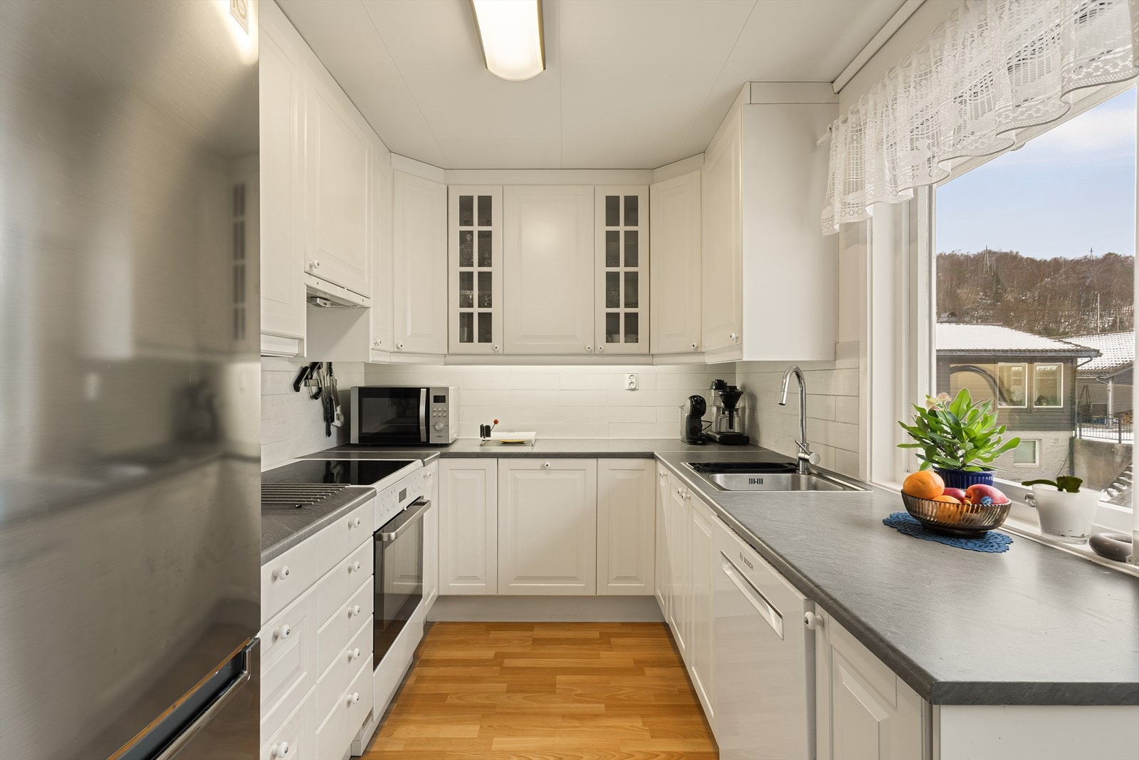 Kjøkkenet tilbyr rikelig med både oppbevaringsplass og arbeidsflate. Galleribilde