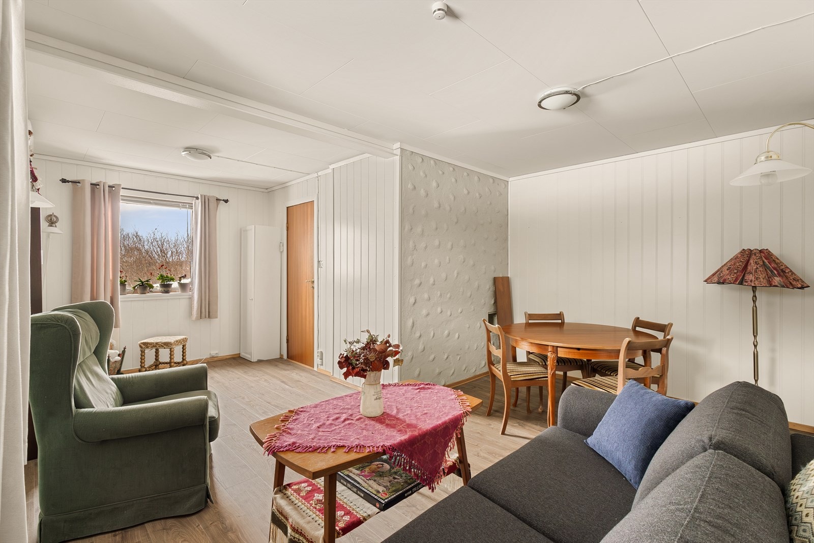 Stor og innbydene kjellerstue med gode møbleringsmuligheter. Galleribilde