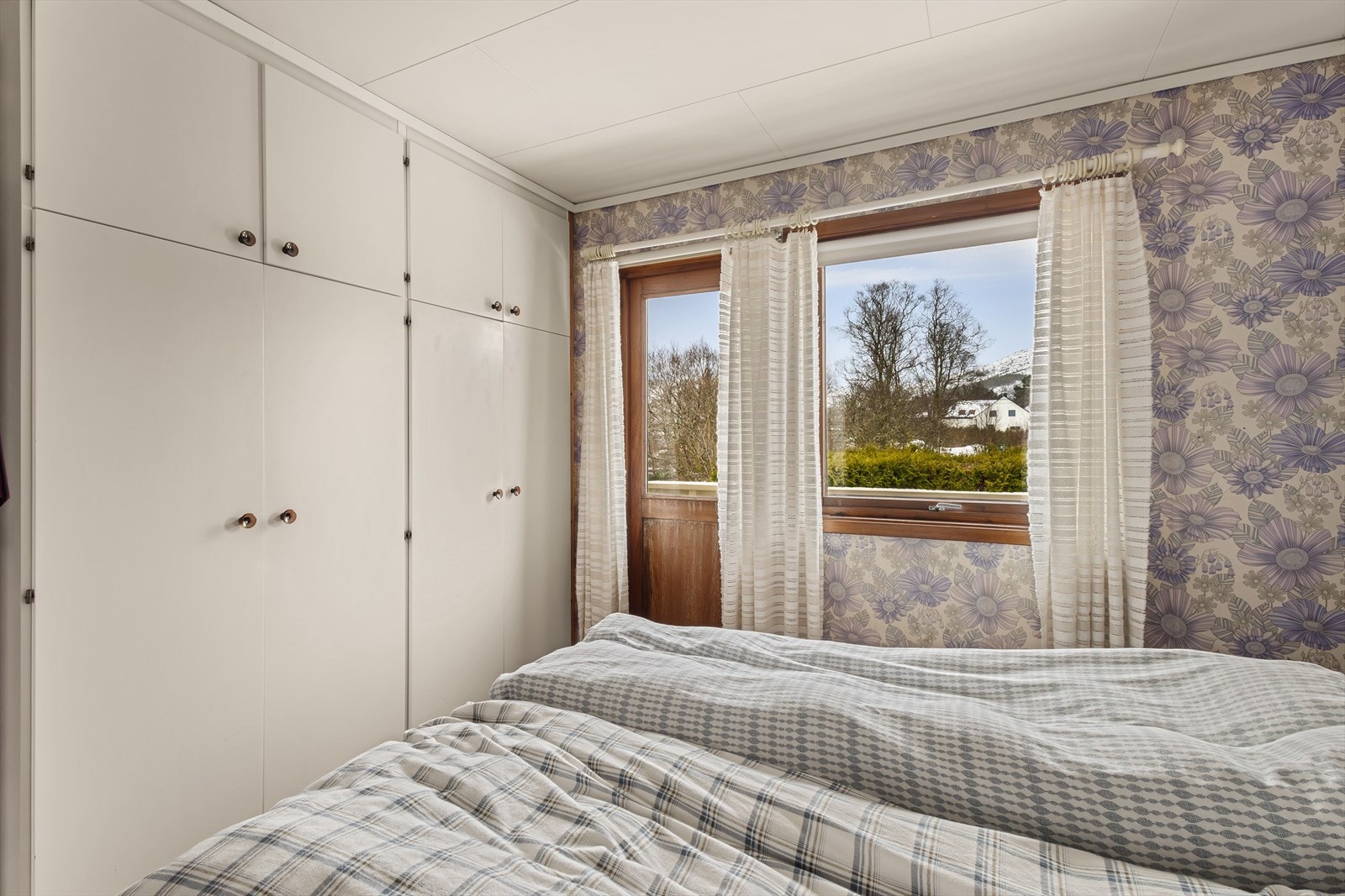 Rommet har direkte utgang til terrasse og har store vindusflater som slipper inn rikelig med naturlig dagslys. Galleribilde