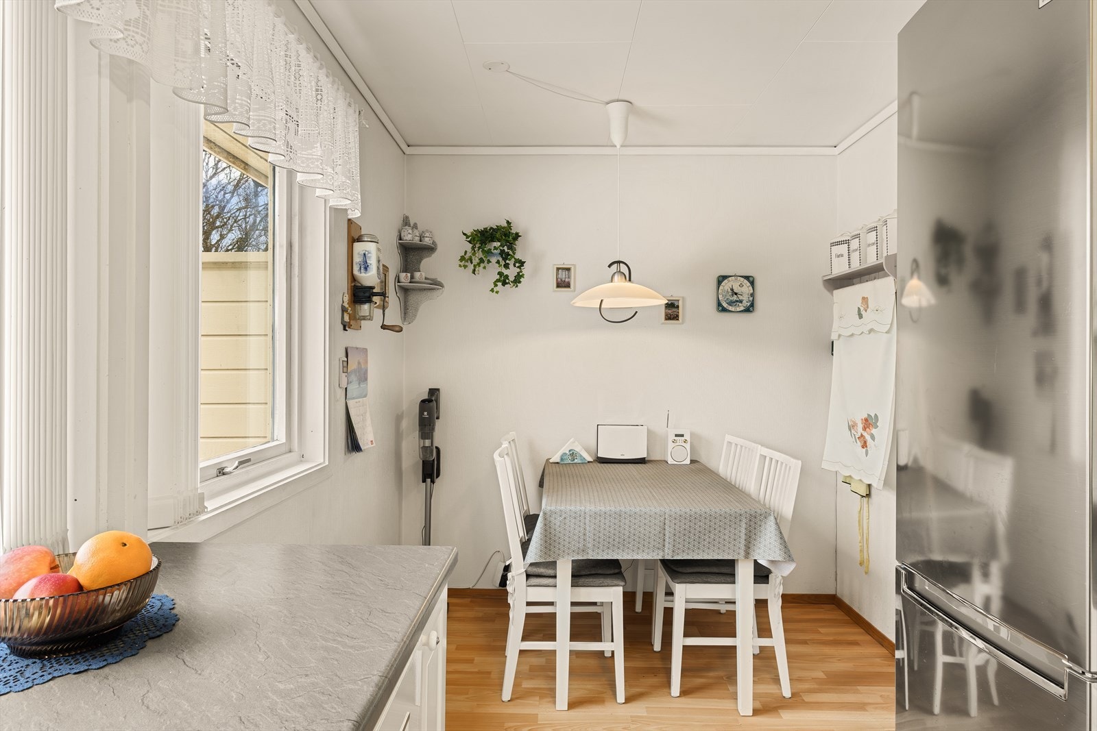 Her er det plass til et praktisk spisebord. Galleribilde