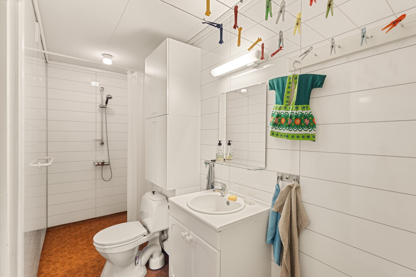 Badet har varme i gulvet og er innredet med toalett, heldekkende servant og dusj. Galleribilde