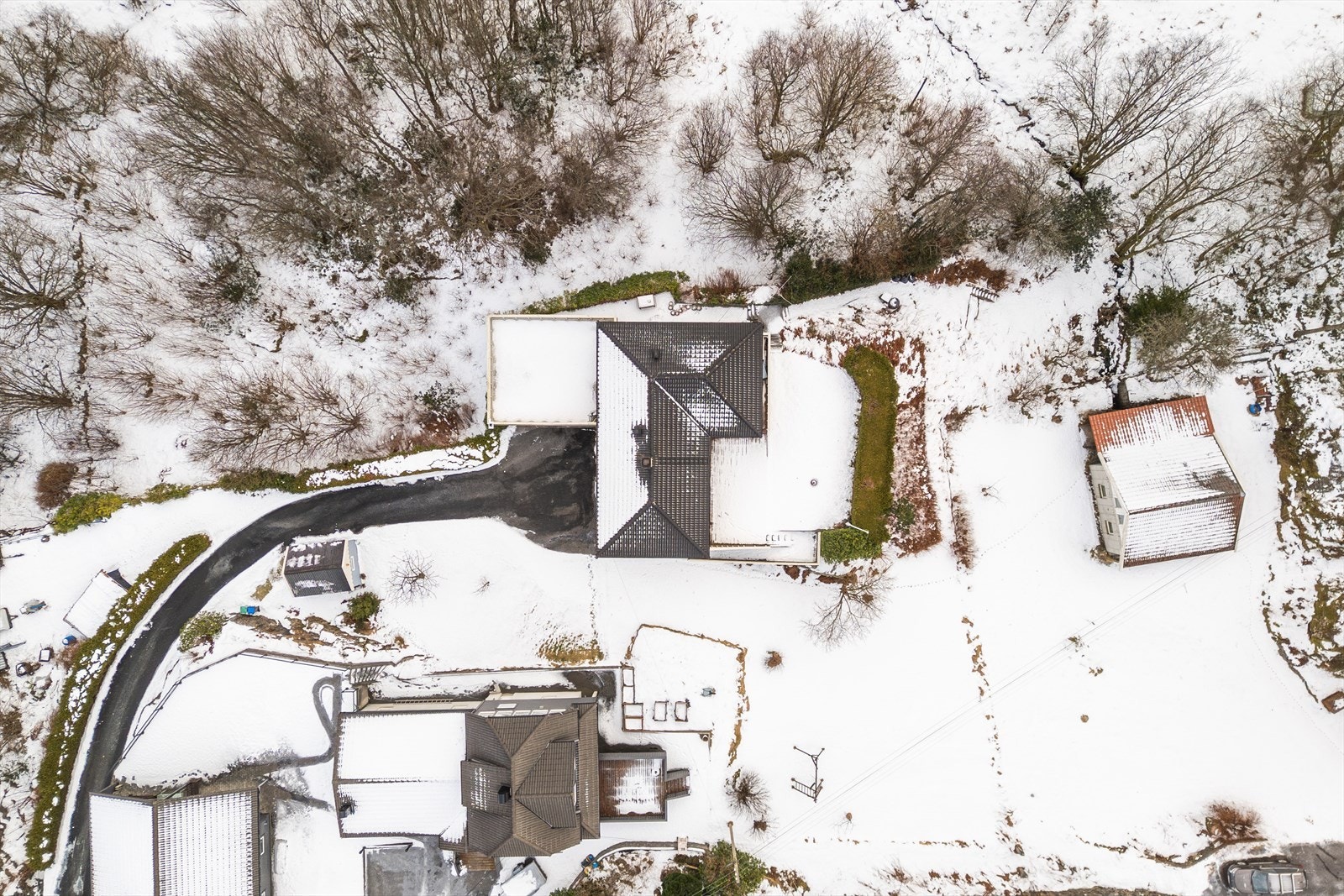 Dronefoto - Eiendommen sett ovenfra. Galleribilde