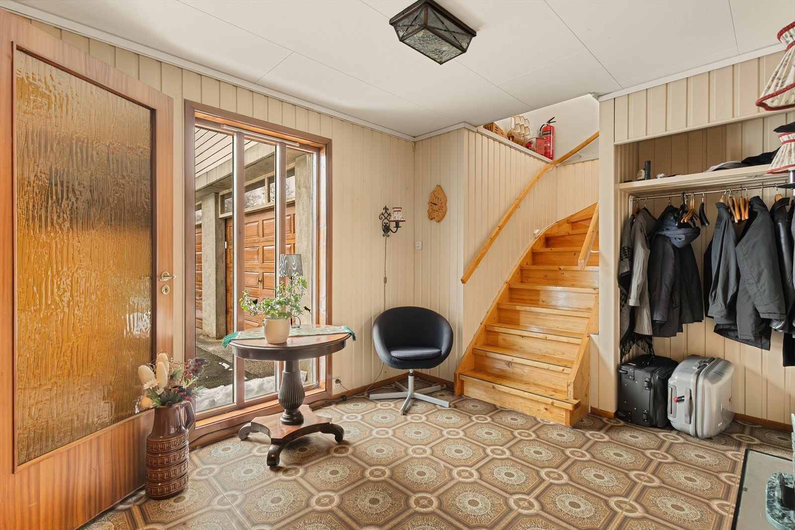 her er det god plass til både garderobeløsninger og oppbevaring av yttertøy. Galleribilde