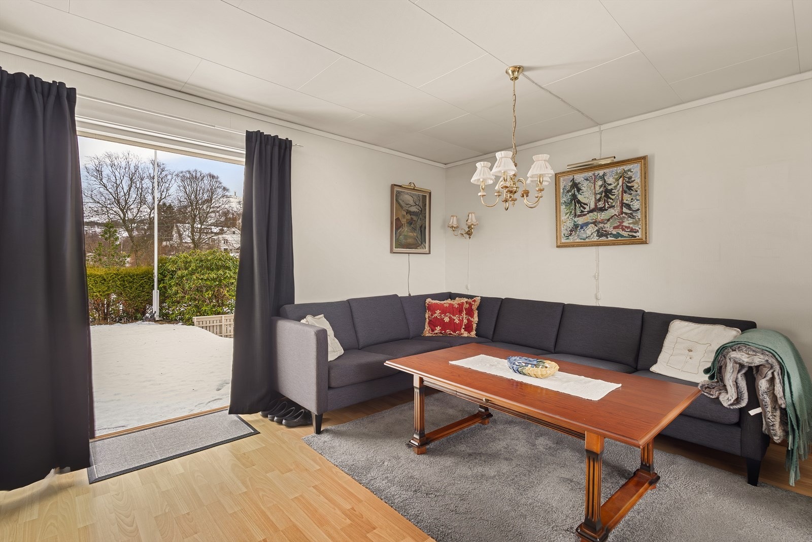 Fra stuen er det direkte utgang til solrik terrasse. Galleribilde