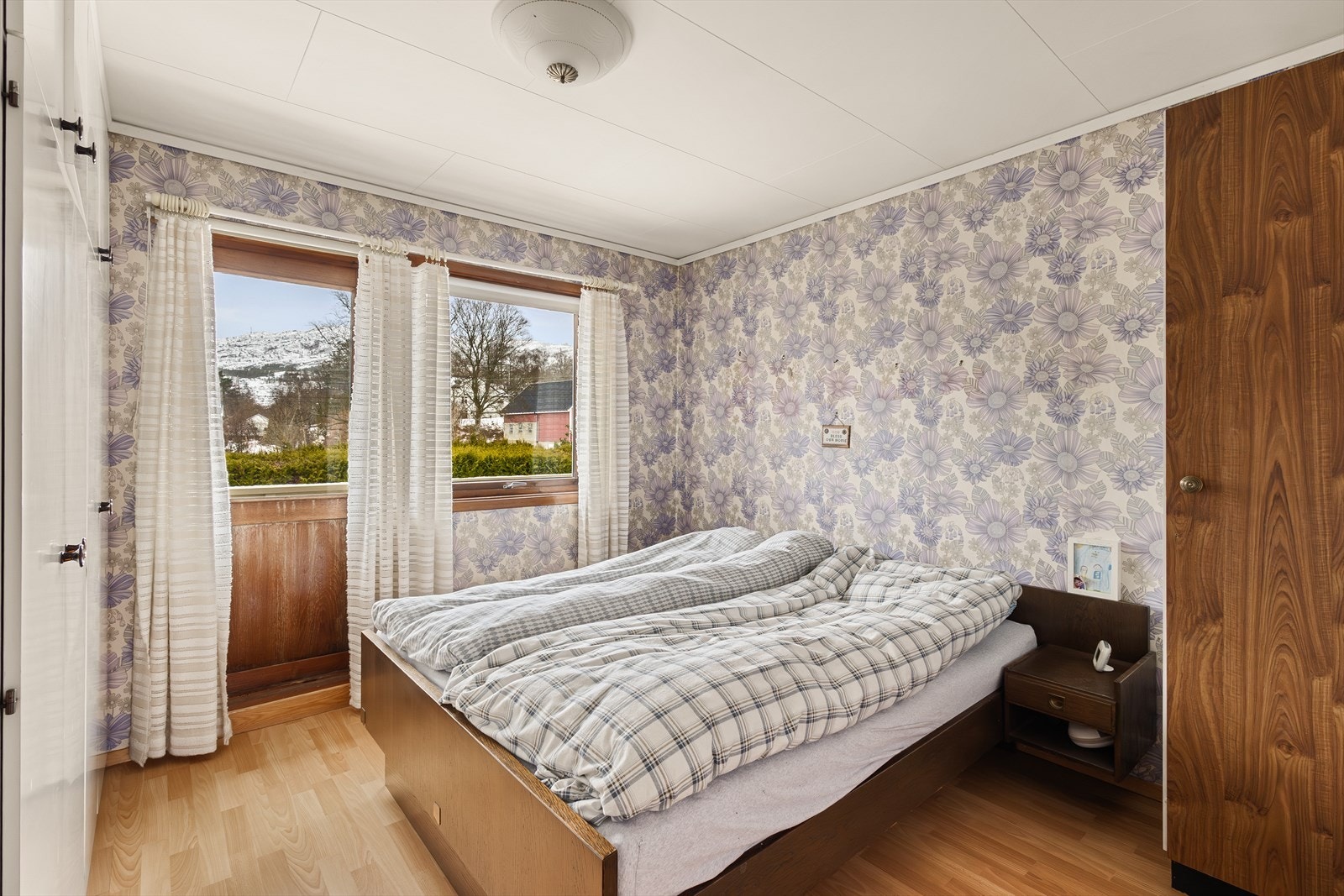 Hovedsoverommet er romslig, med god plass til dobbeltseng. Her er det også tilrettelagt for garderobeløsninger. Galleribilde