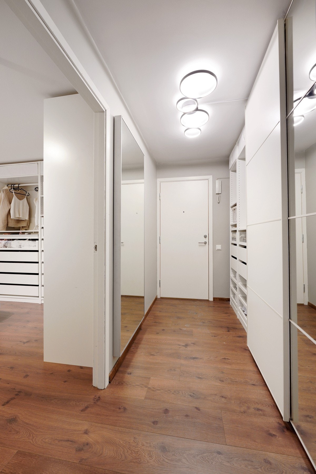 I gangen er det også to garderobeskap som medfølger Galleribilde