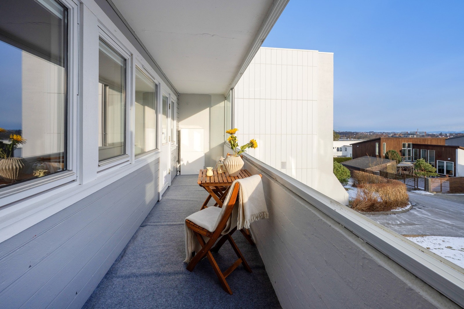 På denne siden er det også en nydelig utsikt og her kan man nyte morgensolen. Innglasset på 10 kvm. Galleribilde