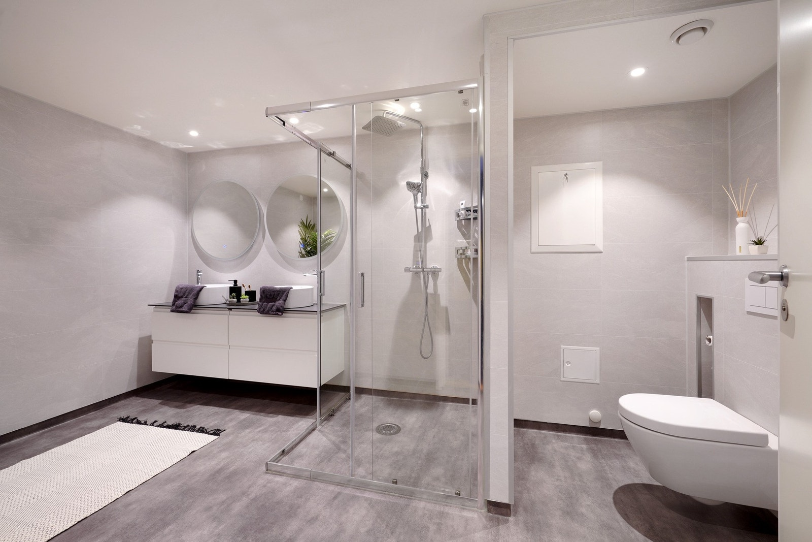 Nydelig bad som ble renovert i 2022 med dobbel servant, stor dusjnisje og varme i gulv. Plass til badekar. Galleribilde