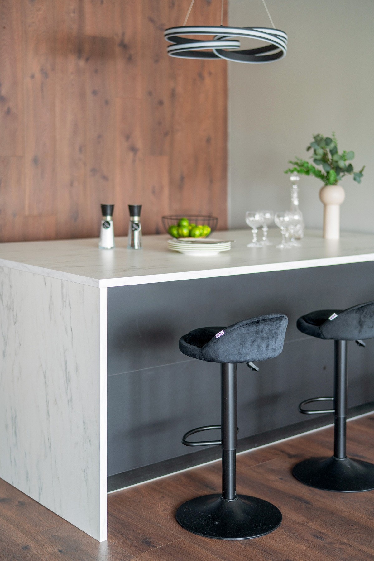 Selger har en en stor "kjøkkenøy" løsning som spisebord i stuen med 6 sitteplasser. Denne er løs, men kan følge med om ønskelig. Galleribilde