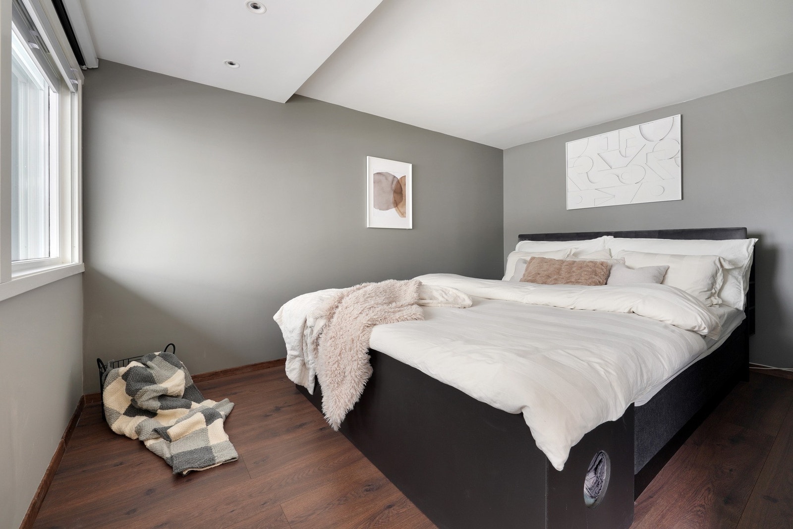 Hovedsoverommet er romslig og er i åpen løsning mot stue, her var det skyvedør tidligere. Galleribilde