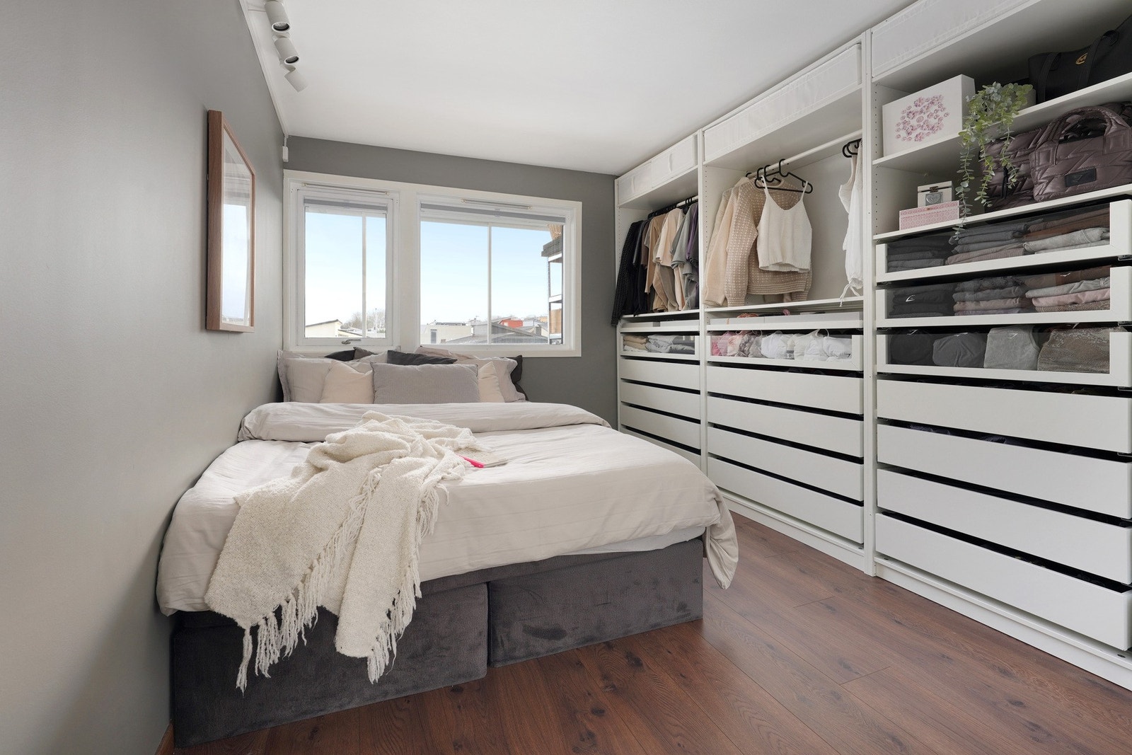 Soverom nr. 2 er også stort med plass til dobbeltseng. Svært godt med garderobeskap som medfølger. Galleribilde