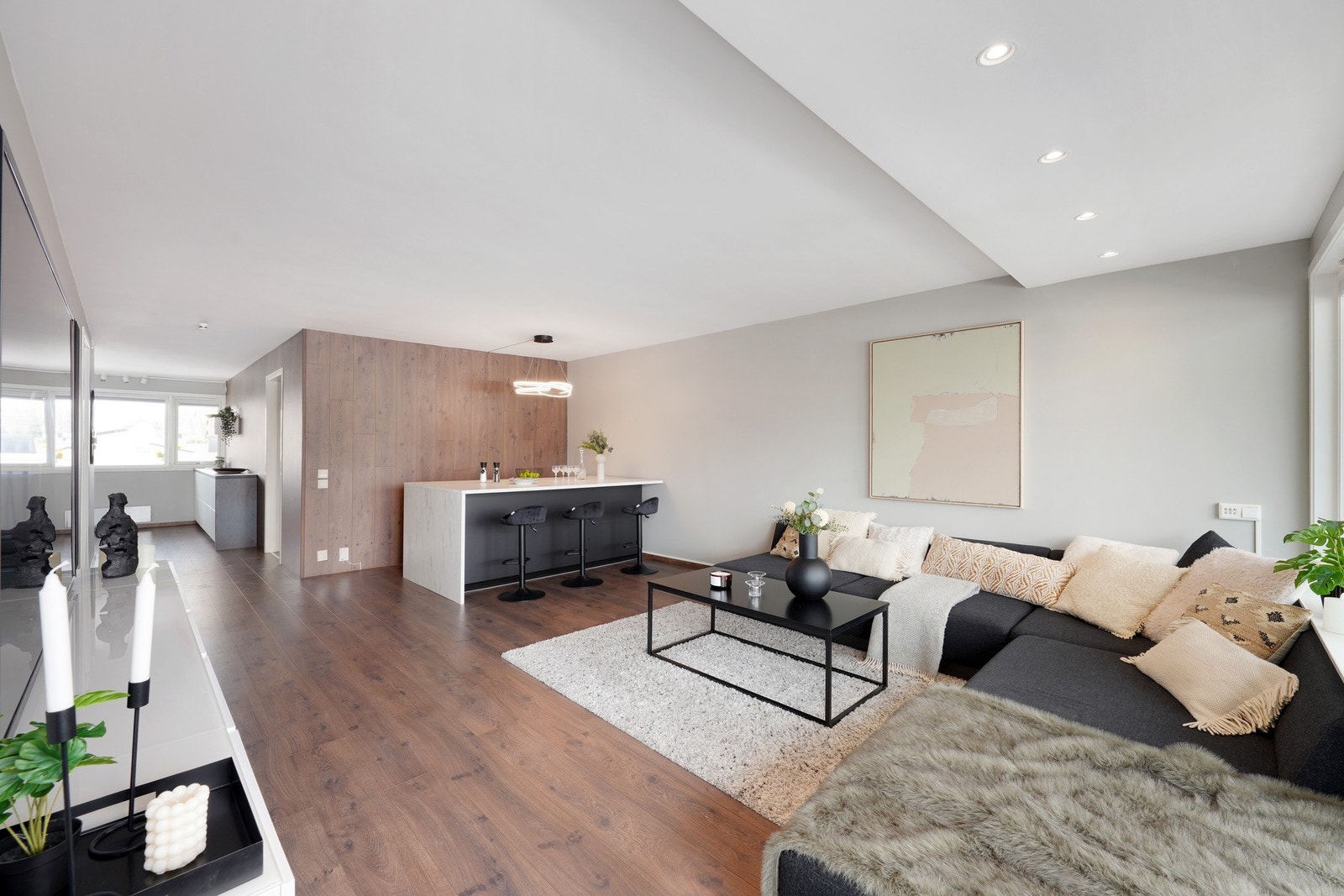 Pent og gjennomgående gulv som ble lagt av forrige eier i 2017 Galleribilde