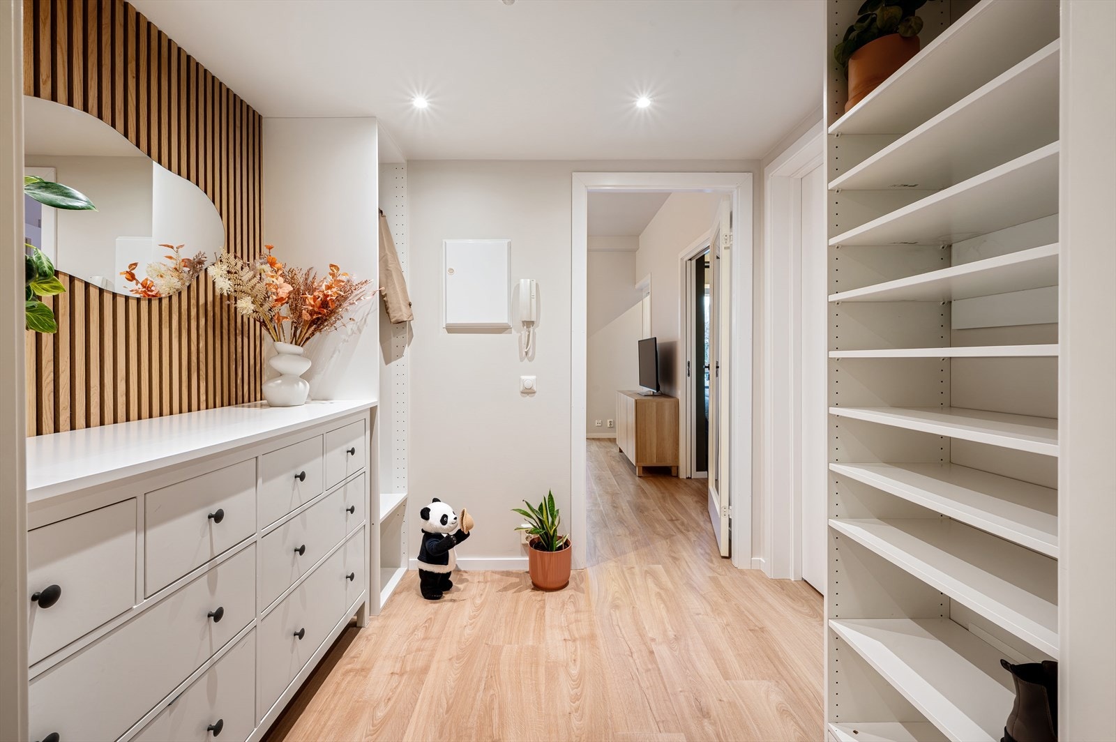 - Entré er innredet i 2025 med ny spilevegg og fastmontert garderobeløsning + skoskap - Galleribilde