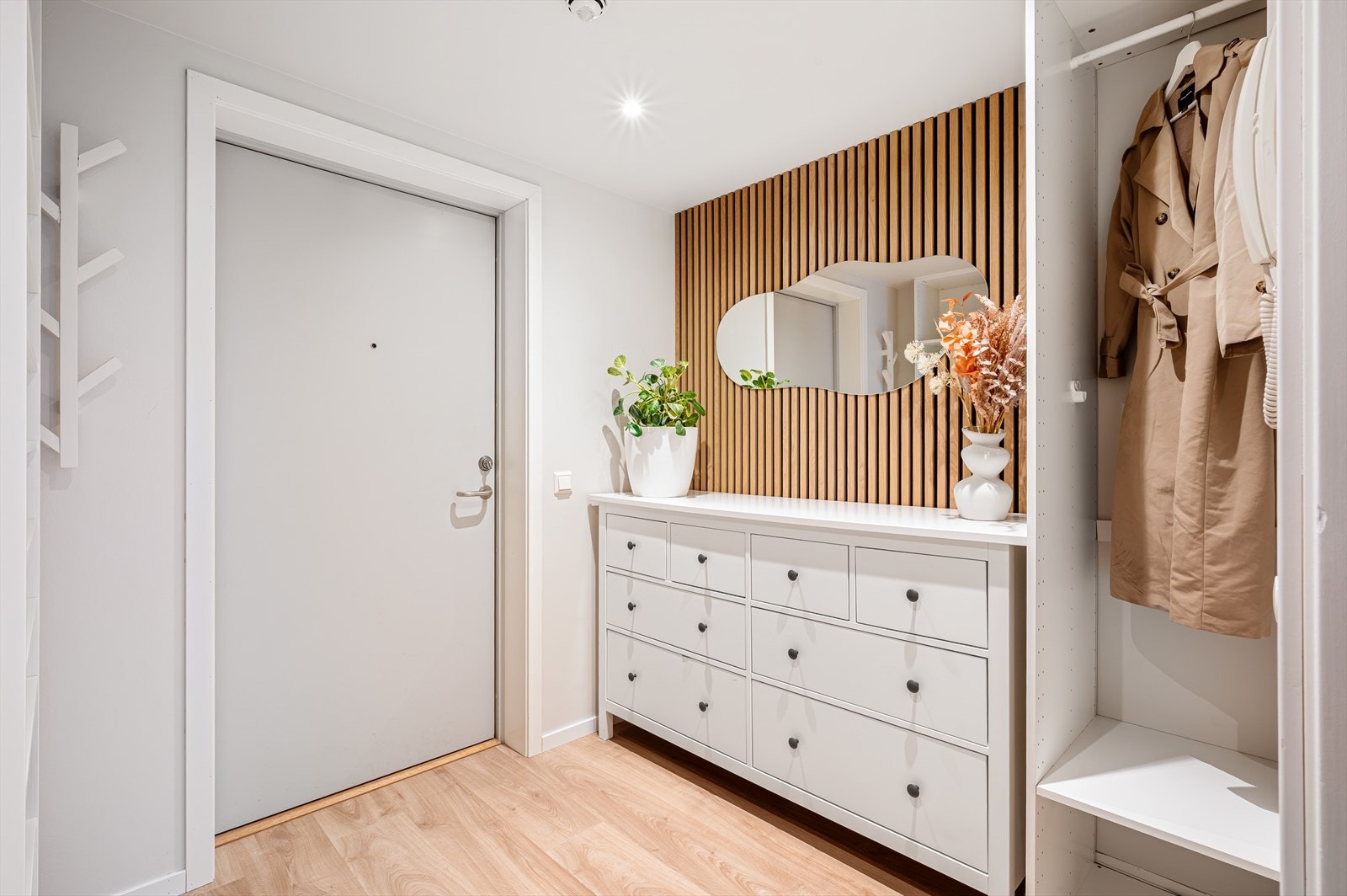 - Du blir ønsket velkommen hjem til en lys og trivelig gang. Svært godt førsteinntrykk av leiligheten! - Galleribilde