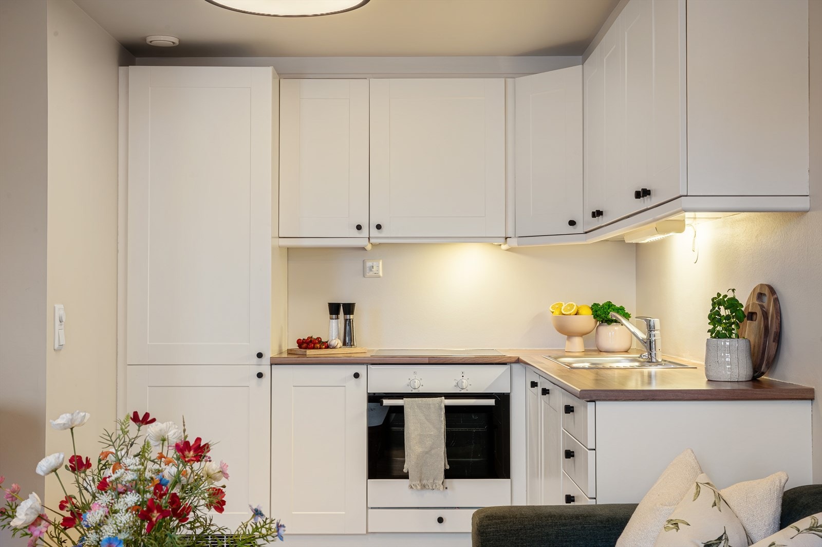 - Ny eier får glede av integrert induksjon platetopp, steikeovn, oppvaskmaskin og kombiskap (kjøl/frys) - Galleribilde