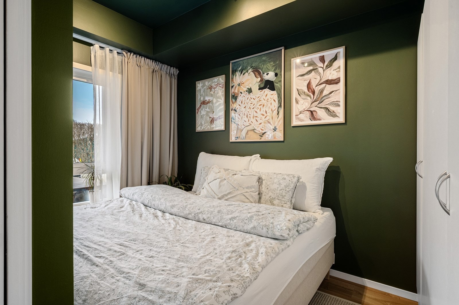 - Soverommet måler 7,7 m². Malt i behagelige fargetoner som innbyr til en god natt søvn - Galleribilde