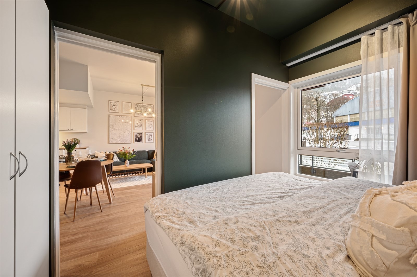 - Merk den praktiske 2-dørs løsningen inn til soverommet - Galleribilde