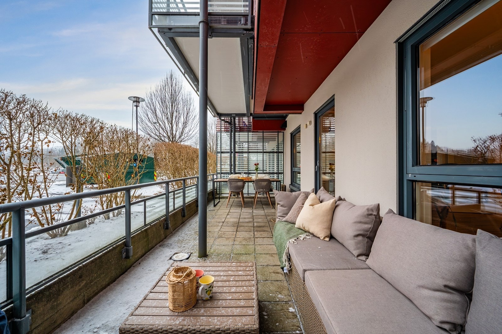 - Uteplassen er delvis overbygget noe som gjør bruksmulighetene større og utemøbler kan stå ute store deler av året - Galleribilde