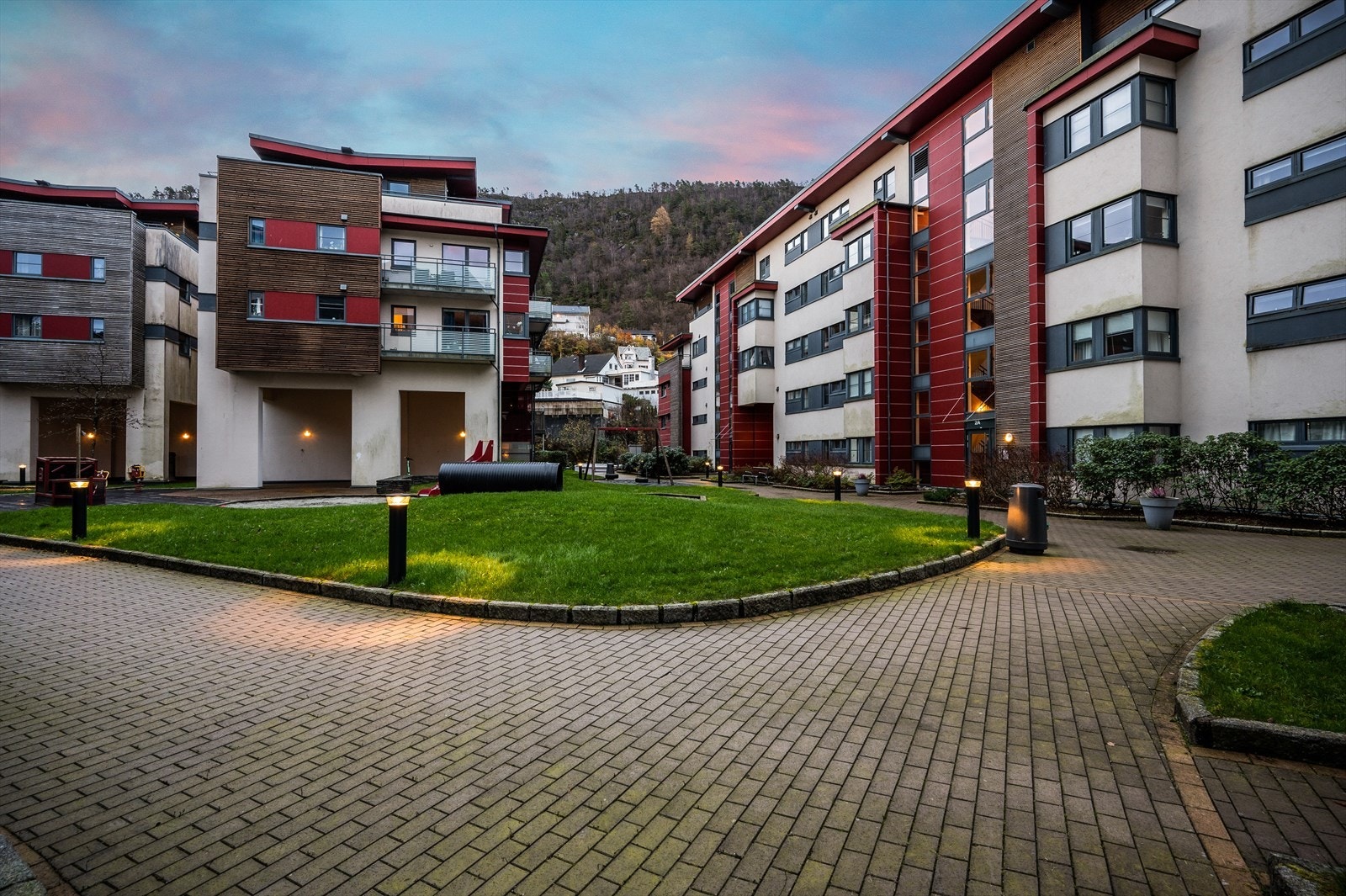 - Borettslagets tomt er pent opparbeidet med stort grønt uteareal og interne gangveier - Galleribilde