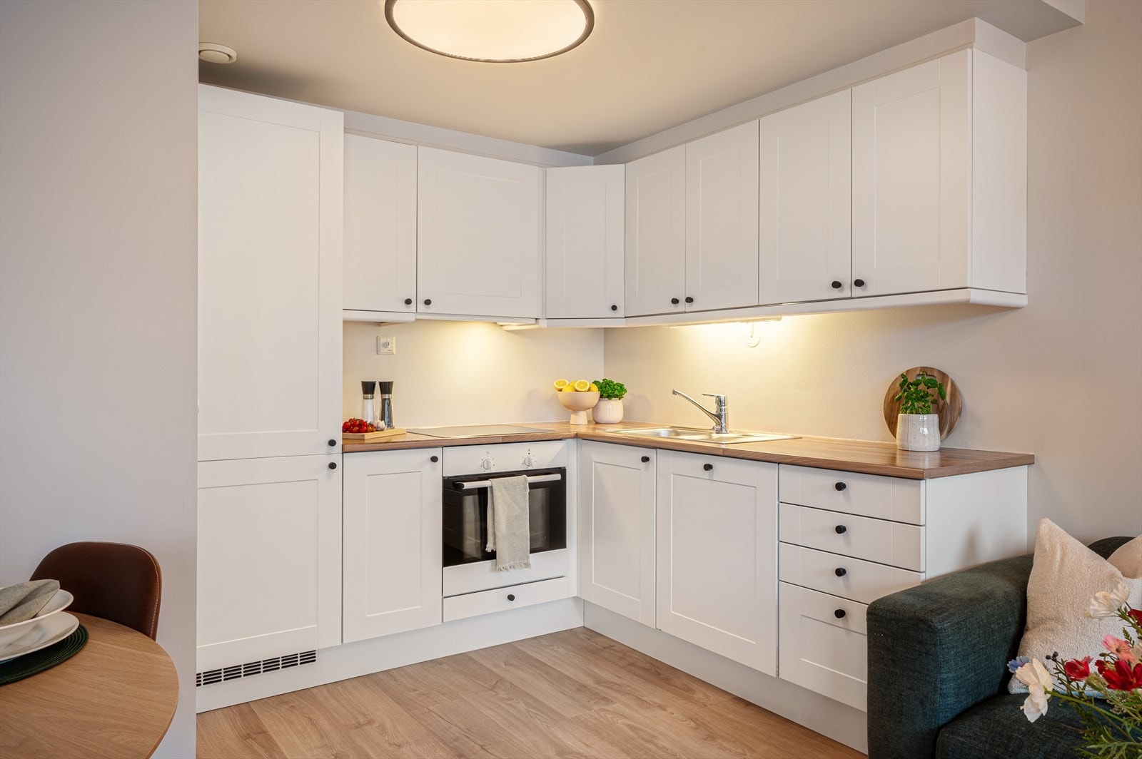 - Lekker kjøkkeninnredning med profilerte fronter og benkeplate i laminat - Galleribilde