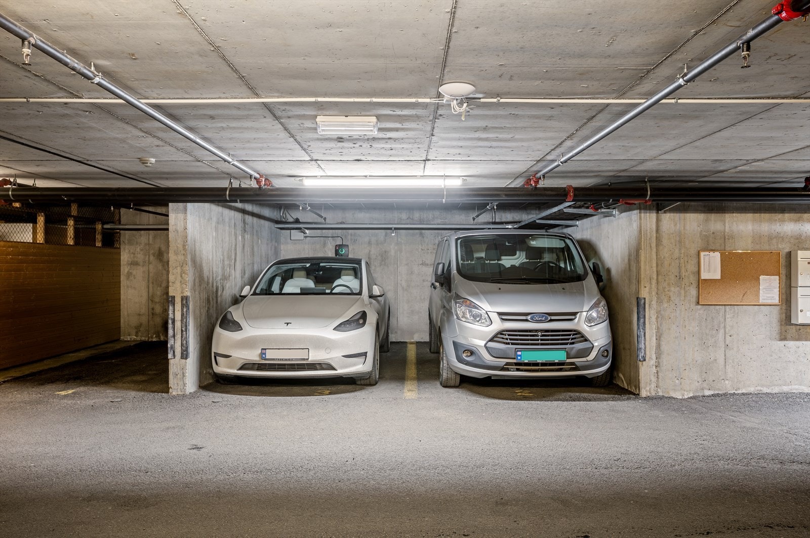 - Leiligheten disponerer en fast parkeringsplass i garasje med mulighet for å montere elbil-lader - Galleribilde