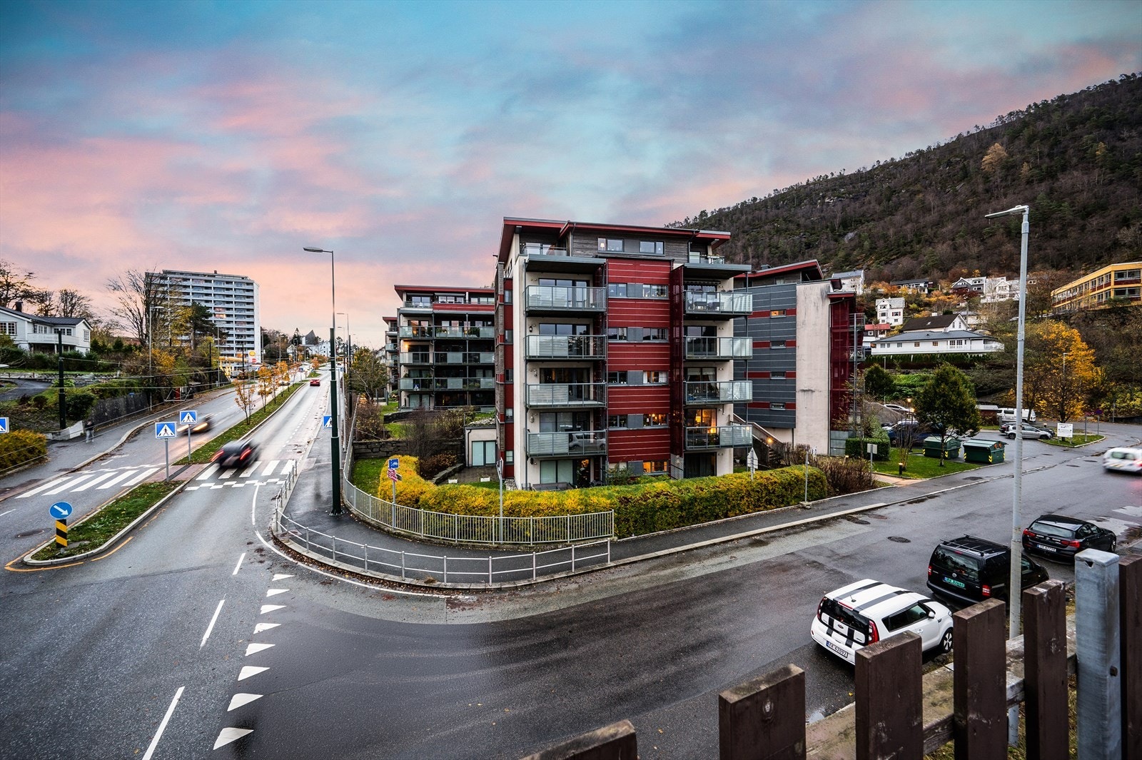 - Nærmeste dagligvare er Rema 1000 Nygård som er en 4 minutters spasertur unna - Galleribilde