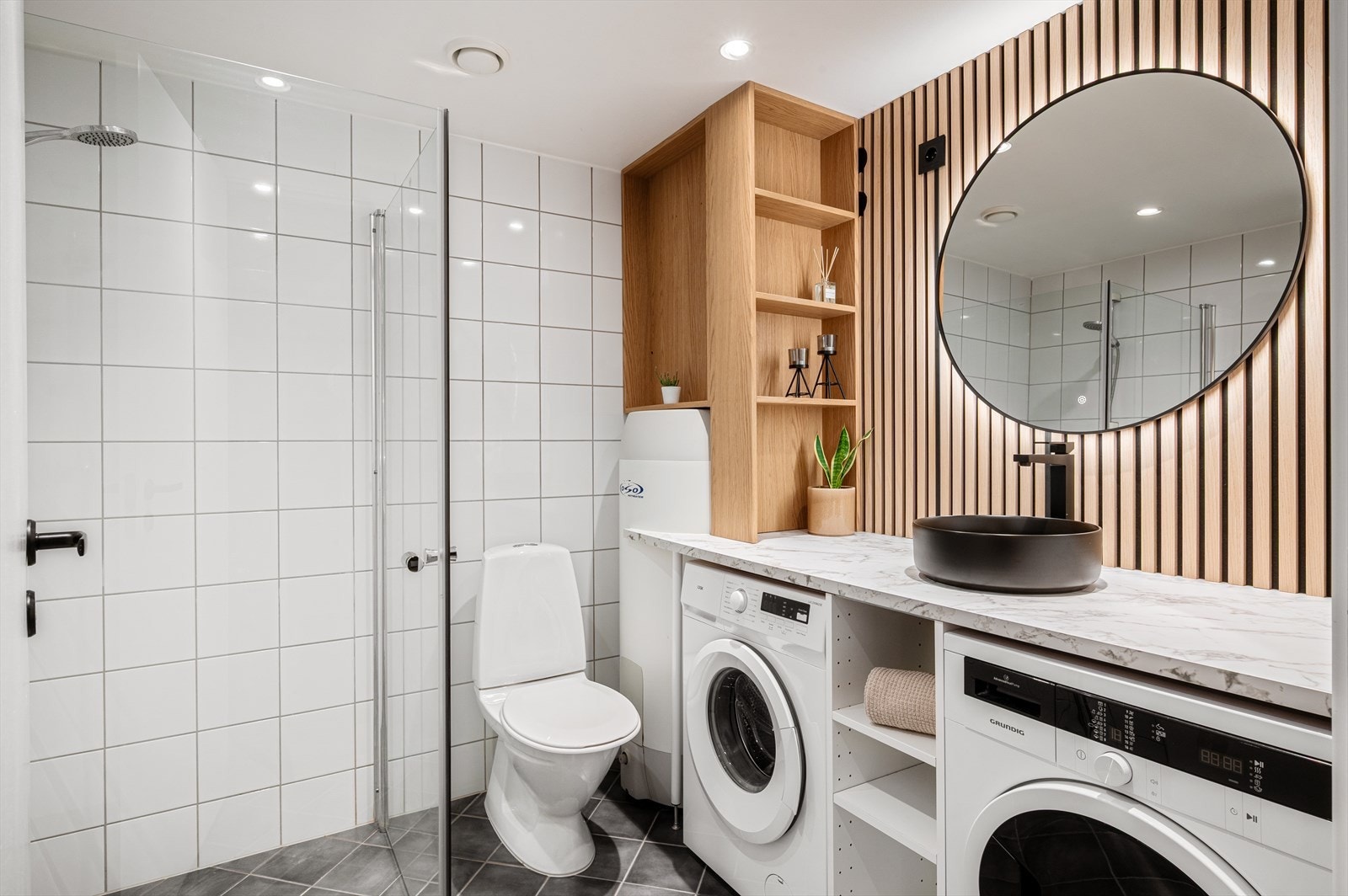 - Ny baderomsinnredning med høyskap, benkeplate, servant, kran, spilevegg, speil med lys, integrerte hyller etc. fra 2026 - Galleribilde