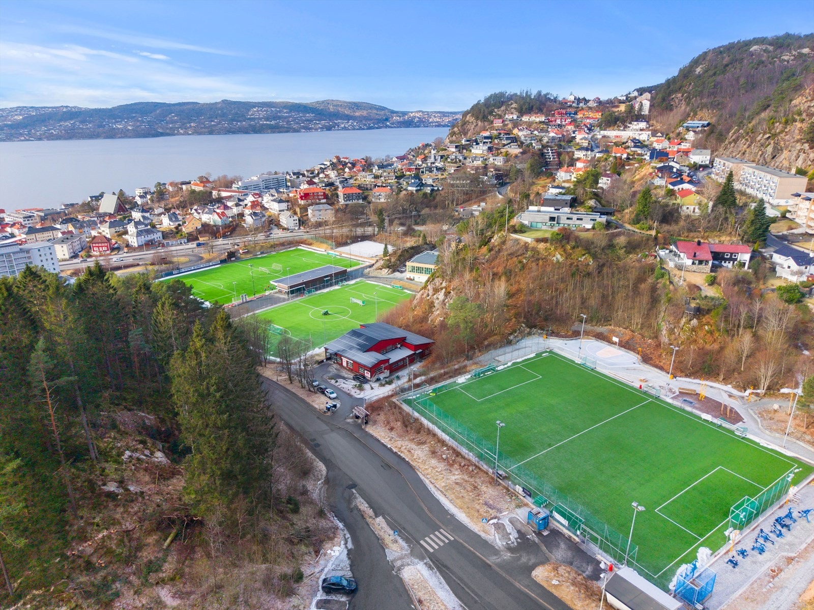 Boligen ligger rett ved Stemmemyren, hvor du har tilgang til både fotballbane og tennisbane. Galleribilde