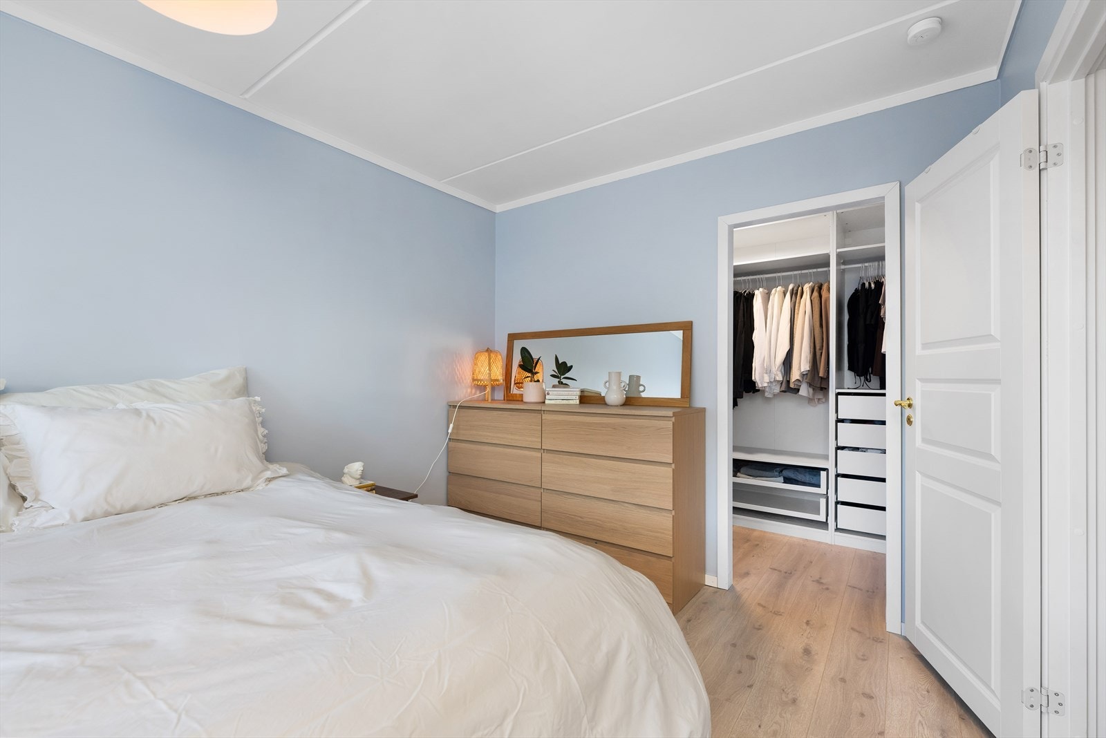 Et avslappende og komfortabelt rom hvor du har god plass til alle nødvendigheter. Galleribilde