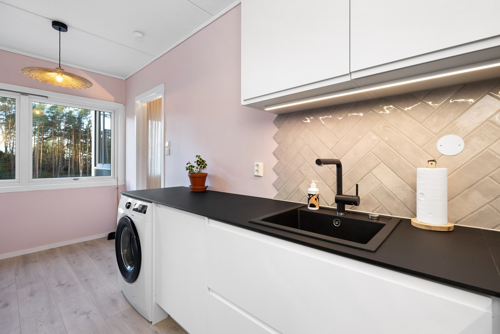 Det er opplegg for vaskemaskin på kjøkkenet, men det er ikke sluk i gulvet. Galleribilde