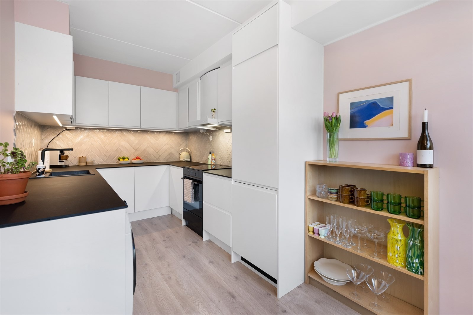 Et lekkert, moderne kjøkken oppusset i 2022 med en stilren innredning fra Epoq og alle hvitevarer følger med. Galleribilde