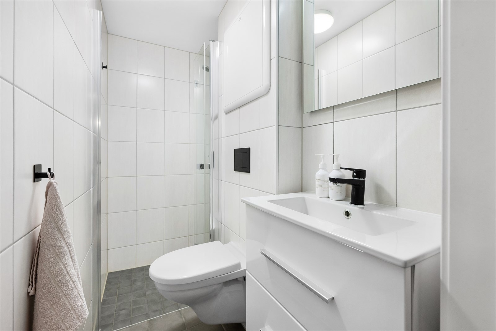 Baderommet er helfliset og ble oppusset i regi av borettslaget i 2020 i forbindelse med rørfornying. Galleribilde