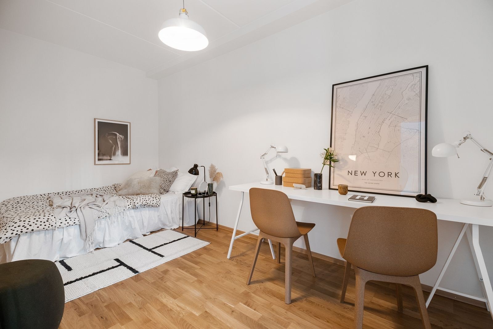 Soverom 2 med plass til seng, garderobeskap og kontorløsning. Galleribilde